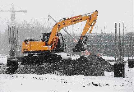 建筑工程分公司新疆工地冒雪施工