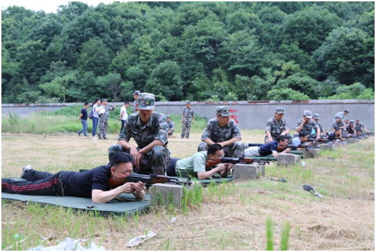 公司組織員工開展軍事拓展訓(xùn)練活動